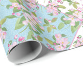 Rosa Blossom auf dem Patchwork der blauen und weiß Geschenkpapier (Rolleneckpunkt)