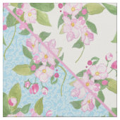 Rosa Blossom auf dem Patchwork der blauen und weiß Stoff (Nahaufnahme)