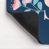 Rosa blühende Blume im skandinavischen Stil Mousepad (Ecke)