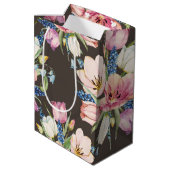 Rosa Blume auf Braun Mittlere Geschenktüte (Rückseite Schrägansicht)