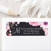 Rosa Blume auf den schwarzen Adressmarken (Insitu)