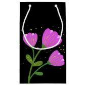 Rosa Blume auf der schwarzen Geschenktasche Kleine Geschenktüte (Rückseite)