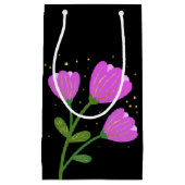 Rosa Blume auf der schwarzen Geschenktasche Kleine Geschenktüte (Vorderseite)