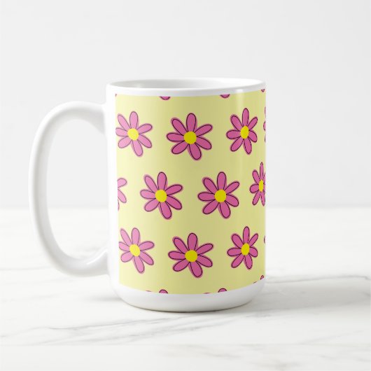 Rosa Blume auf der Tasse des Gelben Kaffees (Links)