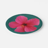 rosa Blume auf dunkelgrünem Pappteller (Schrägansicht)