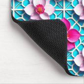 Rosa Blume auf einem geometrisch blauen Hintergrun Mousepad (Ecke)