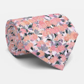 Rosa Blume auf einem Hintergrund silberner Blätter Krawatte (Gerollt)