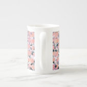 Rosa Blume auf einem Hintergrund silberner Blätter Porzellantasse (Rückseite)