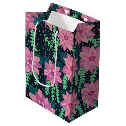 Rosa Blume auf schwarz Mittlere Geschenktüte (Vorderseite Schrägansicht)