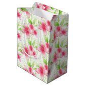 Rosa Blume auf Weiß Mittlere Geschenktüte (Rückseite Schrägansicht)