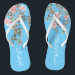 Rosa Blume Blau Hintergrund Hochzeitsgeschenke Badesandalen<br><div class="desc">Die Flops sind mit rosa Blume Illustration auf hellblauem Hintergrund und einem klassischen Hochzeitstil Typografie. Dieses elegante Flip-Flops-Paar ist ein wunderschönes und unvergessliches Geschenk für das Mitglied des Brautparty: Brautstamm, Brautmädchen, Brautmutter, Trauzeugin... und ein stilvolles Glam zu Ihrem Hochzeitstag, Junggeselinnen-Abschied oder anderen Feiern. -Zeile Anpassen mit dem Text mithilfe der...</div>