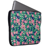 Rosa Blume, dunkelblauer Hintergrund Laptopschutzhülle (Vorne Rechts)
