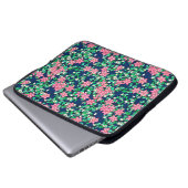 Rosa Blume, dunkelblauer Hintergrund Laptopschutzhülle (Vorne Knopf)