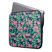 Rosa Blume, dunkelblauer Hintergrund Laptopschutzhülle (Vorderseite Links)