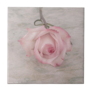 Rosa-Blume Fliese
