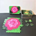 Rosa Blume Grün Designer Crochet Print Acryl Puzzle<br><div class="desc">Grün und rosa Blumenbild gedruckt auf Acryljigsaw Puzzle ist aus einem Foto eines originalen crocheted-Schöpfung entworfen handgefertigt und Copyright © durch den veröffentlichten Designer Delores Chamblin. Das Bild der einzigartigen handgefertigten Blume,  der Blätter und der Perlenkette wird im Puzzle wiedergegeben.</div>