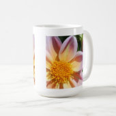 rosa Blume, hellgelbes Zentrum - Makro-Foto Kaffeetasse (VorderseiteRechts)