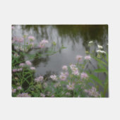 Rosa Blume in der Nähe der Wassernatur Fußmatte (Vorderseite)