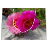 Rosa Blume in der Sonne Große Geschenktüte (Vorderseite)