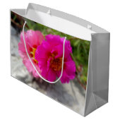 Rosa Blume in der Sonne Große Geschenktüte (Rückseite Schrägansicht)