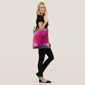 Rosa Blume in der Sonne Tasche (Am Model)