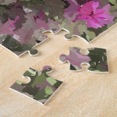 Rosa Blume inmitten eines grünen Rätsel Puzzle (Seite)