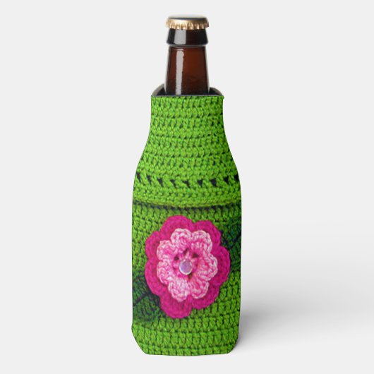 Rosa Blume mit Pearl Button Light Green Crochet Flaschenkühler (Flaschenvorderseite)
