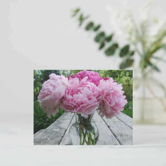 Rosa Blume/Peony-Anordnung in Vase Postkarte (Stehend Vorderseite)