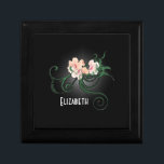 Rosa Blume Personalisiert Bridesmaid Gif Erinnerungskiste<br><div class="desc">Ein personalisierter Schmuck / Schmuckkasten für Ihre Brautmädchen. Das Design ist ein Beispiel für zarte,  rosa blühende Blume mit grünen Swirbeln und Blätter auf schwarzem Hintergrund. Die hellgraue Schattierung erzeugt einen strahlenden Effekt um die Blume,  der die Beleuchtung verstärkt. Personalisieren / anpassen mit den Namen in Ihrer Hochzeit.</div>