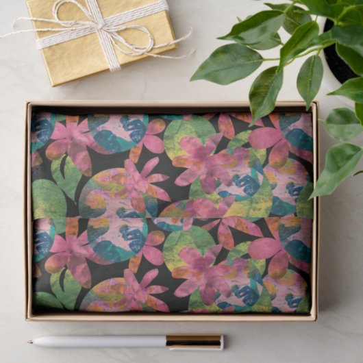 Rosa Blume sammeln im schwarzen Hintergrund Seidenpapier (Geschenk)