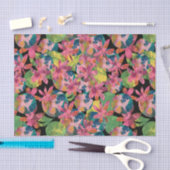 Rosa Blume sammeln im schwarzen Hintergrund Seidenpapier (Handwerk)