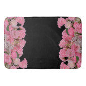 Rosa Blume, schwarz Hintergrund Badematte (Vorderseite)