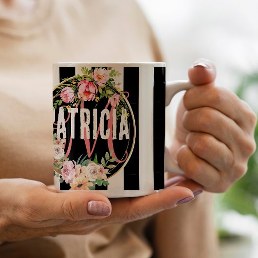 Rosa Blume schwarz-weiß Streifen Monogramm Kaffeetasse