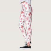 Rosa Blume über weiße Leggings (Links)