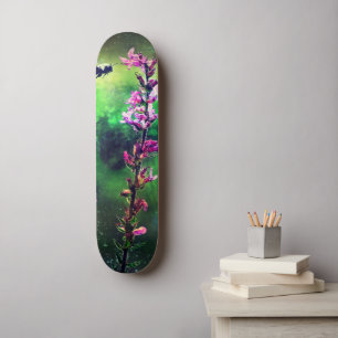 Rosa Blume und Biene gegen das Skateboard der Welt