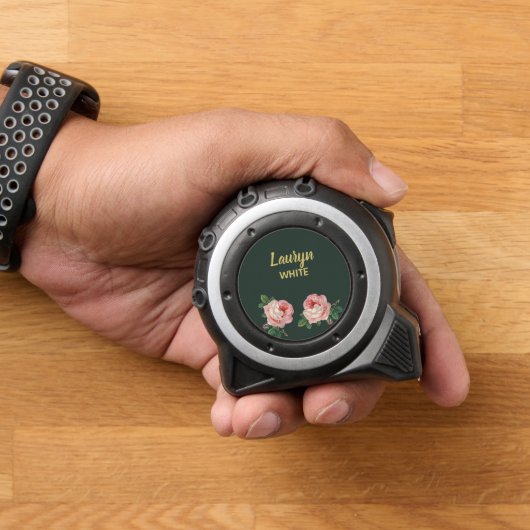 Rosa Blume und Blätter auf dunkelgrün Maßband (Zuhause)