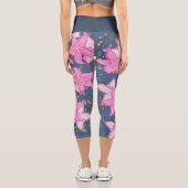 Rosa Blume und dunkelblaue Farbe Capri Leggings (Rückseite)