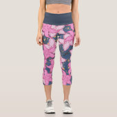 Rosa Blume und dunkelblaue Farbe Capri Leggings (Vorderseite)