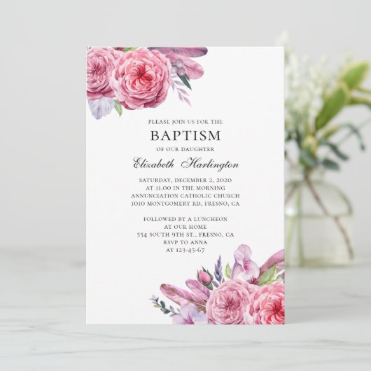 Rosa Blume und Federn. Boho Blütentaufe Einladung (Stehend Vorderseite)