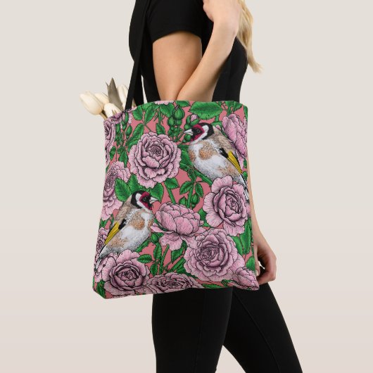 Rosa Blume und Goldflossen Tasche (Von Nahem)
