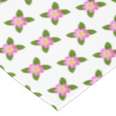 Rosa Blume und grüne Blätter auf weißer Tablette Tischdecke (Schrägansicht)