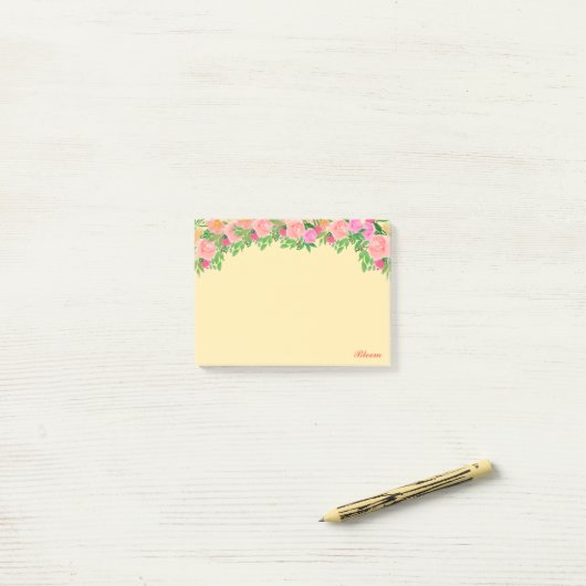 Rosa Blume und Kalligraphie auf hellgelb Post-it Klebezettel (Auf Schreibtisch)