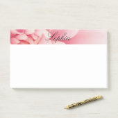 Rosa Blume und Name des schwarzen Skripts Post-it Klebezettel (Auf Schreibtisch)