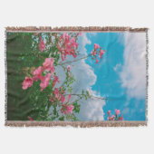 Rosa Blume unter blauem Himmel mit Wolken - Natur Decke (Vorderseite)