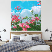 Rosa Blume unter blauem Himmel mit Wolken - Natur Leinwanddruck (Insitu (Schlafzimmer))
