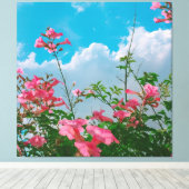 Rosa Blume unter blauem Himmel mit Wolken - Natur Leinwanddruck (Insitu (Holzboden))