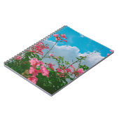 Rosa Blume unter blauem Himmel mit Wolken - Natur Notizblock (Linke Seite)