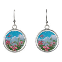 Rosa Blume unter blauem Himmel mit Wolken - Natur