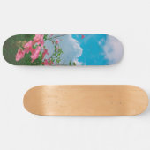 Rosa Blume unter blauem Himmel mit Wolken - Natur Skateboard (Horizontal)
