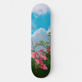 Rosa Blume unter blauem Himmel mit Wolken - Natur Skateboard